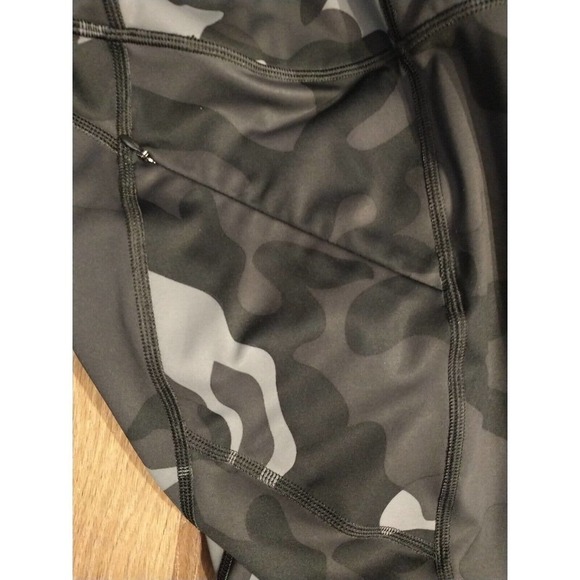 ATHLETA EUC Camo Contender 7/8 Leggings Black Gray Sz SMALL 283284-00 Zip Pocket - Picture 3 of 6